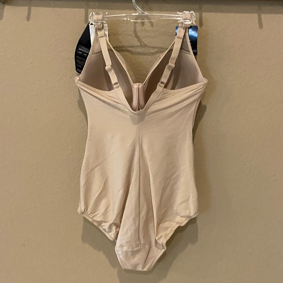 🎉SALE🎉 NWT Bali Firm Body Shaper in Nude - Picture 4 of 7